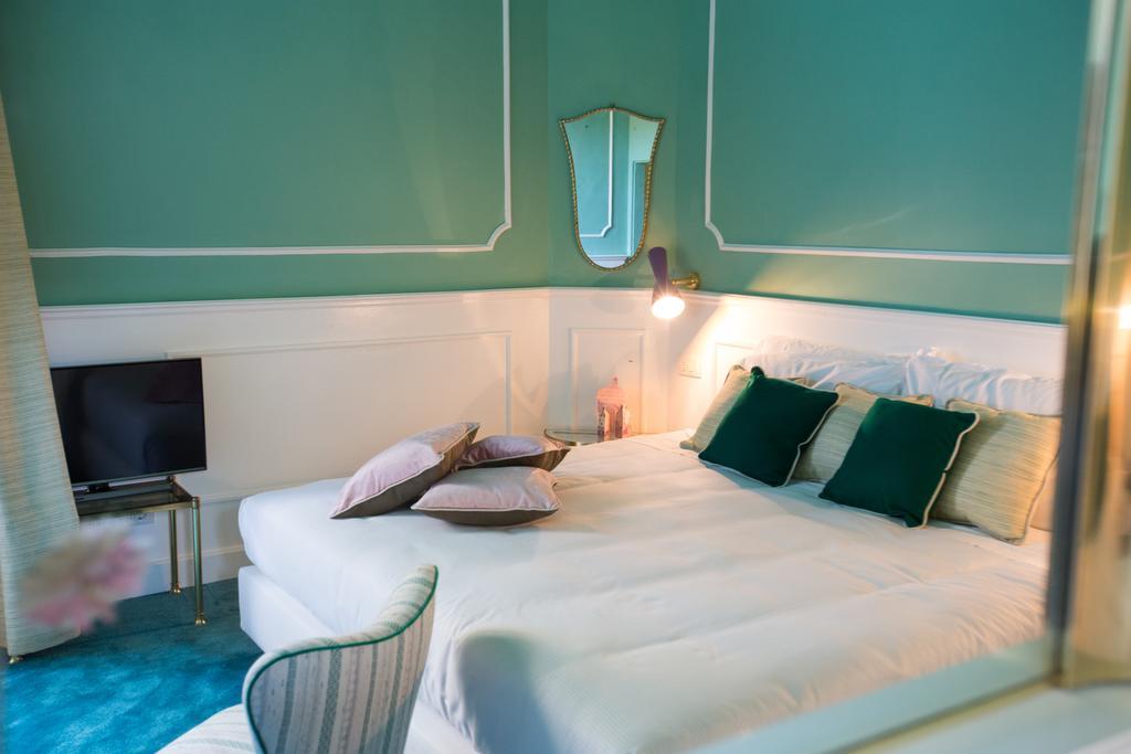 Adastra Suites Florens Rum bild