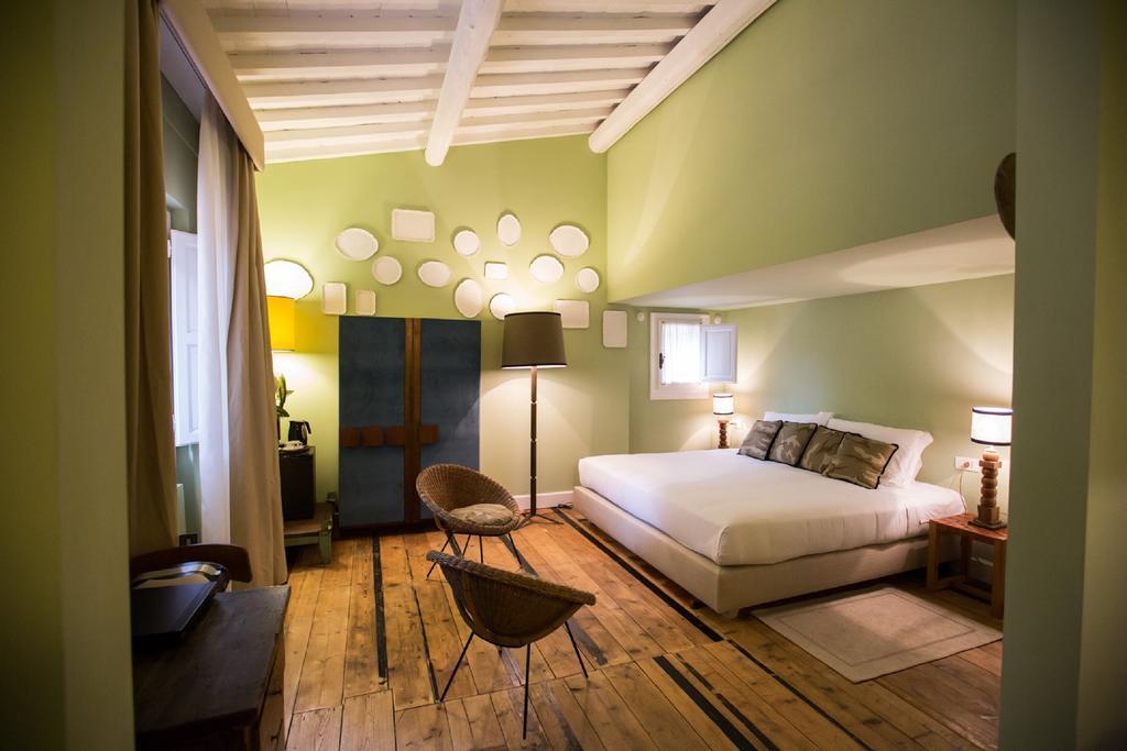 Adastra Suites Florens Rum bild