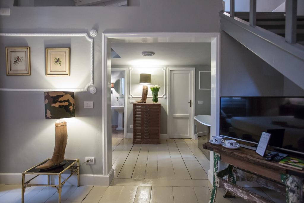 Adastra Suites Florens Rum bild